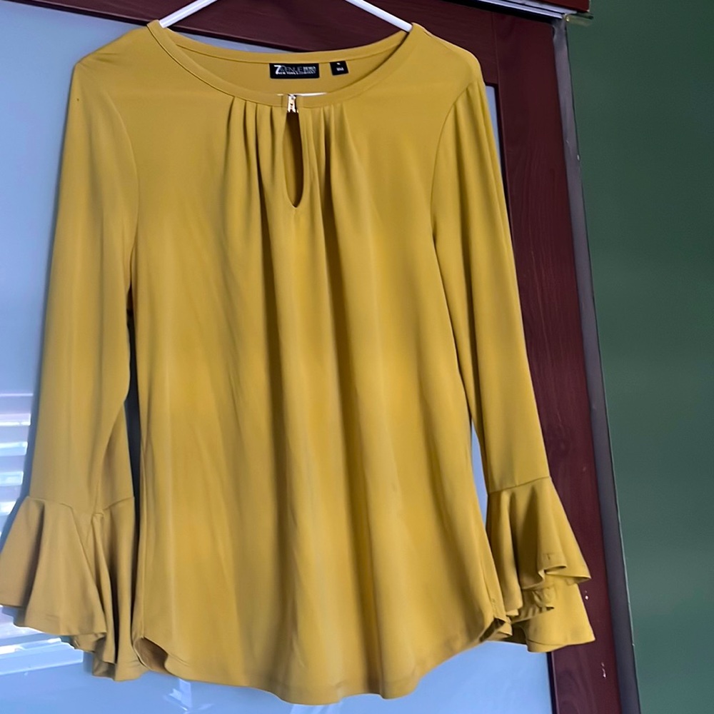7th Avenue Design Studio mustard color top.  Excellent condition.